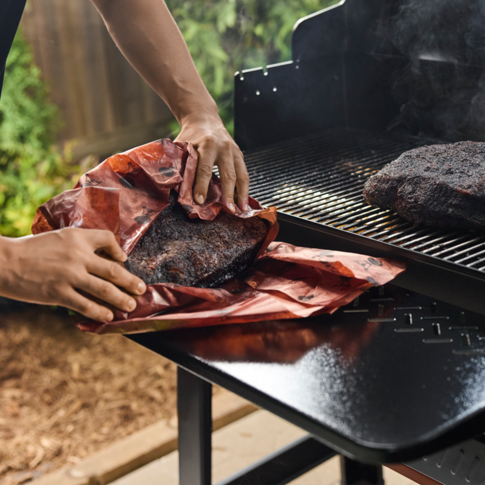 Weber Fronttisch für SEARWOOD XL (2025) fleisch wird darauf gewürzt Weber Fronttisch für SEARWOOD XL (2025) fleisch wird darauf gewürzt